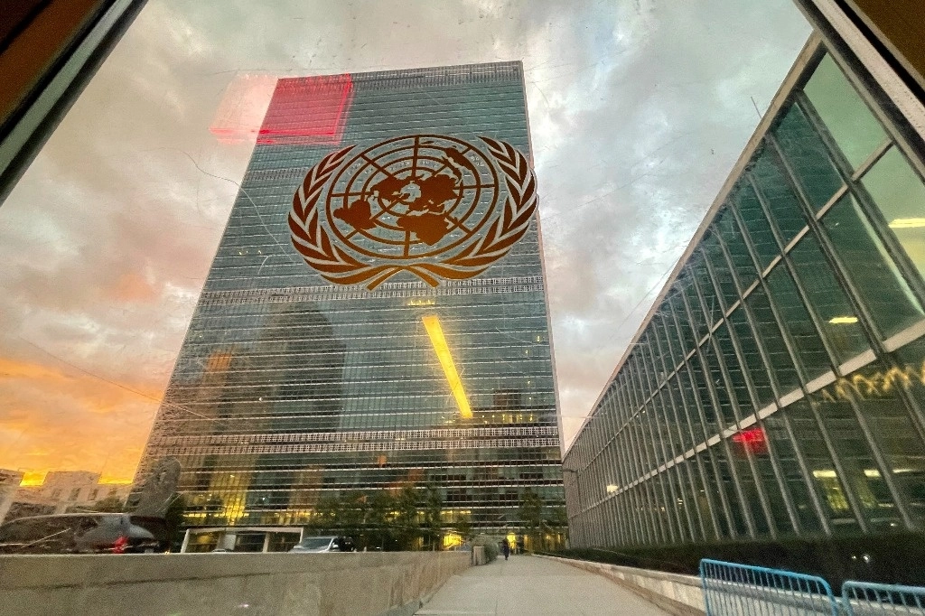 El edificio de la sede de las Naciones Unidas se ve desde el interior del salón de la Asamblea General. El Consejo de Seguridad de las Naciones Unidas votó el viernes 1 de diciembre de 2023 para poner fin a su misión política de unos cientos de personas dedicadas a poner fin a la guerra civil en Sudán. Foto Ap