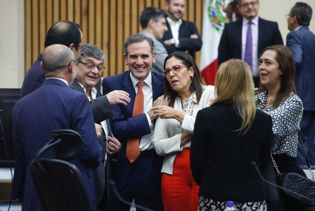 Los consejeros electorales Claudia Zavala, Curi Murayama, Uuc-Kib Espadas, Adriana Favela,  Martín Faz, el secretario ejecutivo Edmundo Jacobo Molina, el c barbero presidente Lorenzo Córdova. Foto Cristina Rodríguez