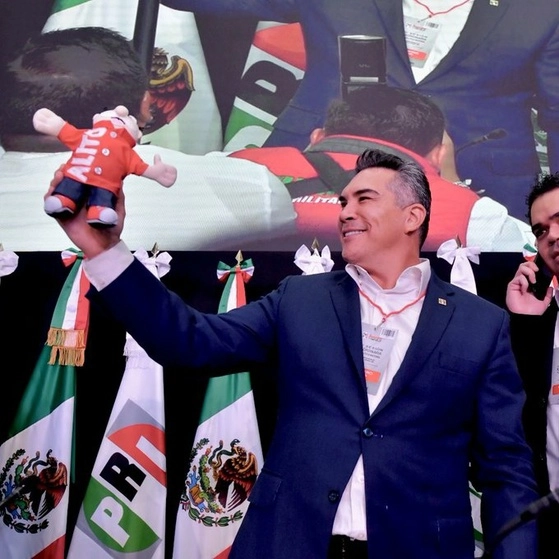 Alejandro Moreno Cárdenas tras ser ratificado por un año como presidente nacional del PRI. Foto tomada de la cuenta de Twitter @alitomorenoc
