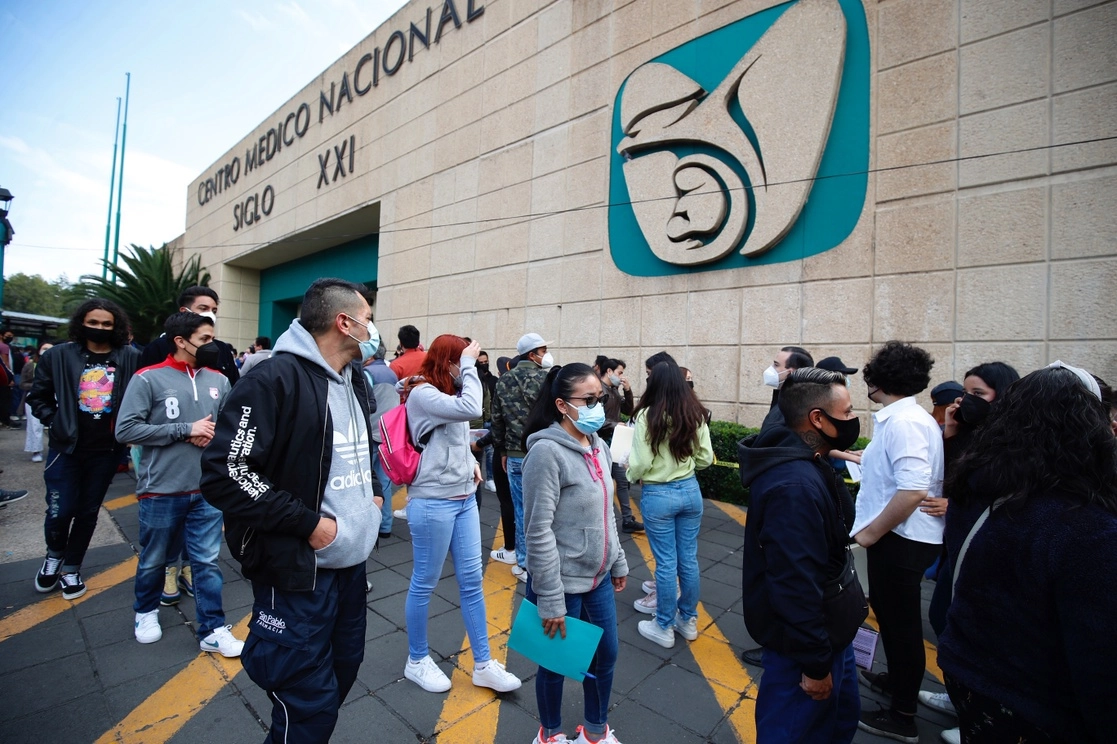 Distintas personas esperan su turno para ser vacunadas en el Centro Médico. Foto Cristina Rodríguez/ Archivo  
