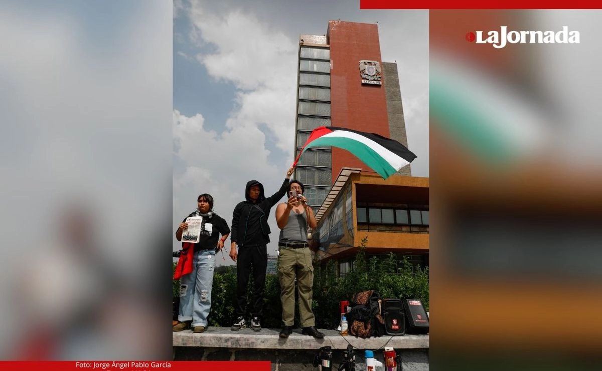 Marcha pacifica de metrobus La bombilla a Rectoria para exigir que el gobierno de Mexico rompa Relaciones con Israel, así como la salida de porros en la UNAM, el 3 de octubre de 2025. Foto

