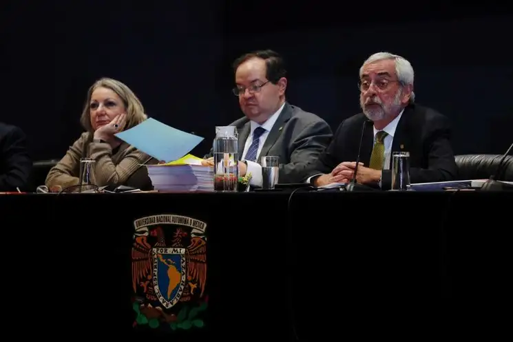 Leonardo Lomelí, secretario General de la UNAM; y el rector Enrique Graue durante la sesión ordinaria del Consejo Universitario, donde toman protesta nuevos consejeros universitarios en el auditorio de la Antigua Escuela de Medicina de la Facultad de Medicina de la UNAM, el 12 de febrero de 2020. Foto Cristina Rodríguez