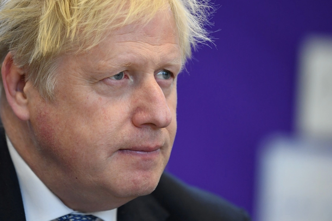 Los conservadores, en el poder desde hace 12 años, podrían estar pagando el desgaste de tres años de mandato de Boris Johnson. En la imagen, el primer ministro británico durante una visita a una escuela en Londres, el 6 de mayo de 2022. Foto Ap