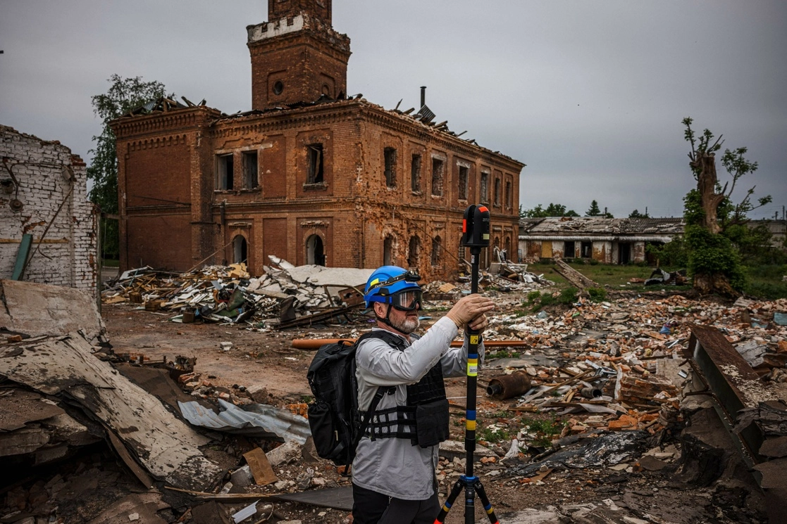 El ingeniero francés y especialista en adquisición de datos 3D Emmanuel Durand usa su escáner láser para mapear la arquitectura de la estación de bomberos de Karkhiv construida en 1887 en Ucrania. Foto Afp