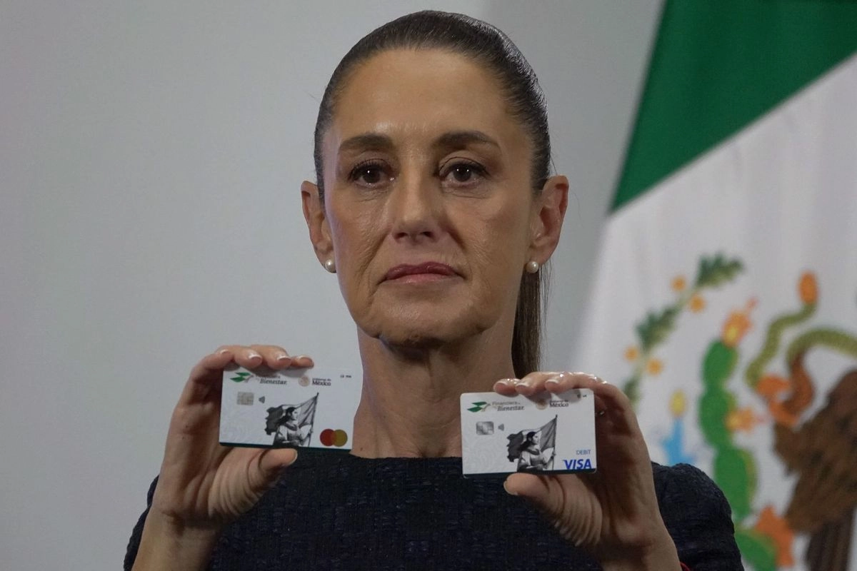 La presidenta Claudia Sheinbaum muestra ejemplares de la Tarjeta Finabien 