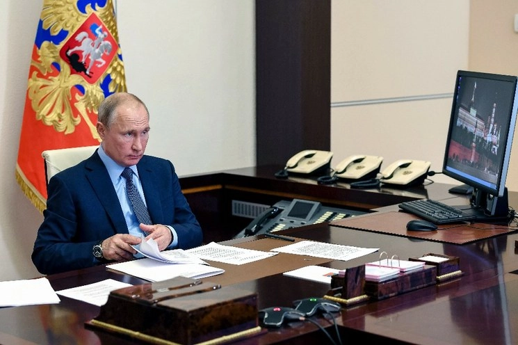 El presidente ruso, Vladimir Putin, durante una reunión con trabajadores de la salud por videoconferencia en la residencia estatal de Novo-Ogaryovo, en las afueras de Moscú. Foto Afp