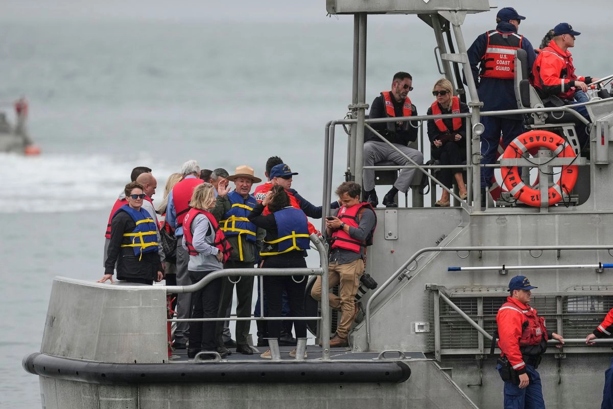 Un barco de la Guardia Costera de Estados Unidos transporta una delegación con la Fiscal General Pam Bondi y el Secretario del Interior Doug Burgum, a la Isla de Alcatraz, en Sausalito, California.