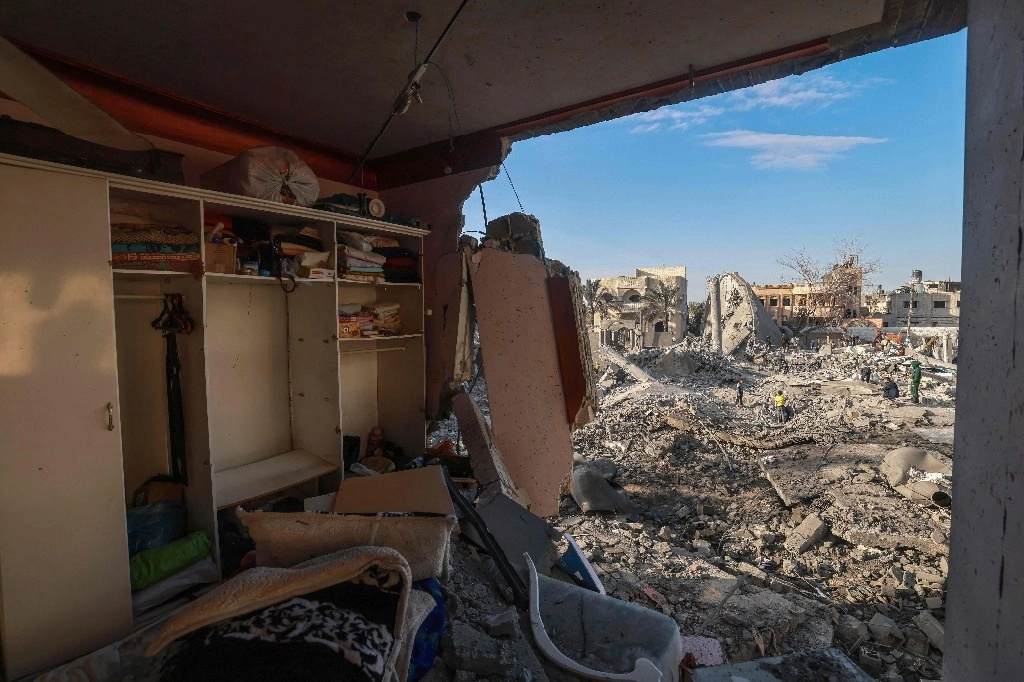 Escombros tras los recientes bombardeos israelíes en Rafá, al sur de Gaza. Foto Afp