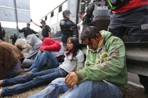 Normalistas detenidos después de un enfrentamiento con policías de Michoacán,  en diciembre de 2015. Foto Ignacio Juárez / La Jornada Michoacán