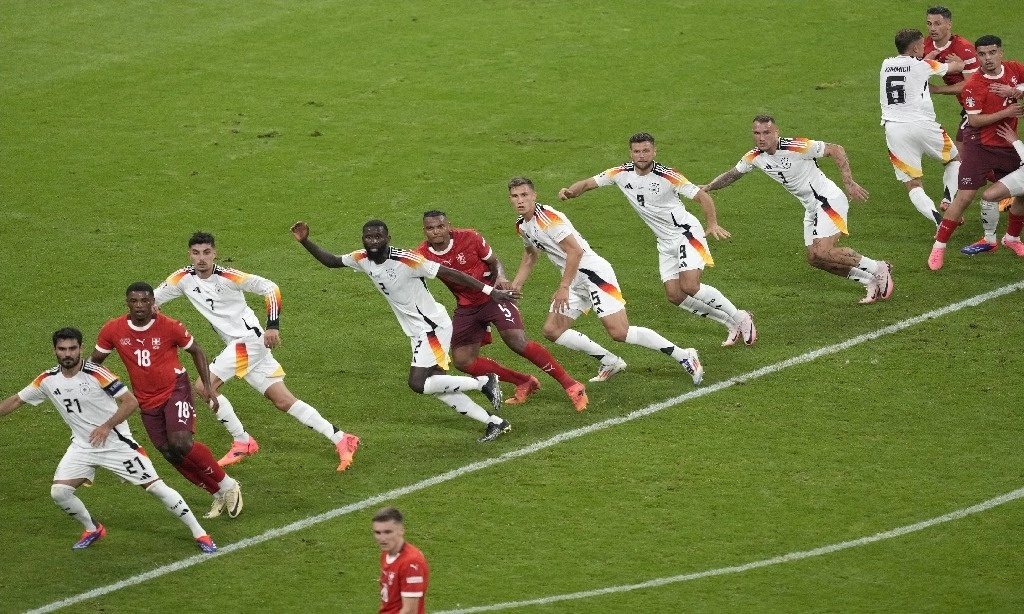 Jugadores en acción durante un partido del Grupo A entre Suiza y Alemania en el torneo de fútbol Euro 2024 en Frankfurt, Alemania, el 23 de junio de 2024. Foto Ap
