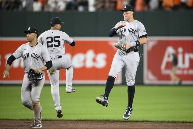 Aaron Judge (der) Gleyber Torres (25) y Juan Soto (izq) de los Yanquis de Nueva York celebran después de un partido de beisbol contra los Orioles de Baltimore. Foto Ap