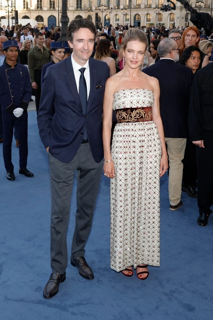 El director ejecutivo de LVMH, Antoine Arnault, posa con su esposa, la modelo rusa Natalia Vodianova, durante una sesión fotográfica a su llegada para asistir al desfile conjunto de moda masculina listo para usar Primavera/Verano 2025 organizado por Vogue World como parte de la Semana de la Moda de París en la Place Vendome de París, en junio 23. Foto Afp