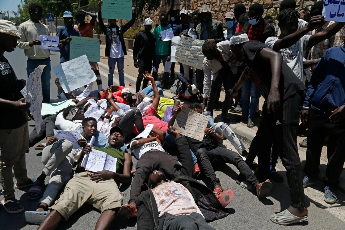 Protesta de migrantes contra el racismo y la tragedia en el enclave de Melilla, ayer en Rabat, Marruecos. Foto Afp 