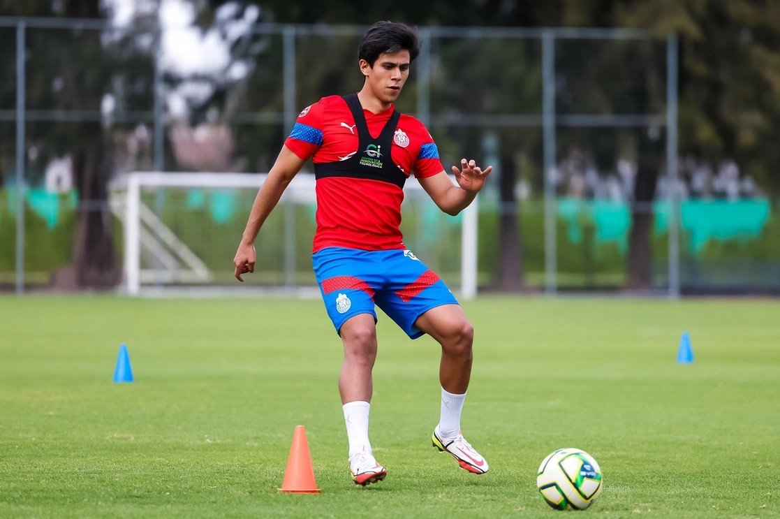 El delantero volvió a lesionarse durante los entrenamientos y fue sometido a una cirugía de ligamento en la rodilla derecha. Foto @Chivas