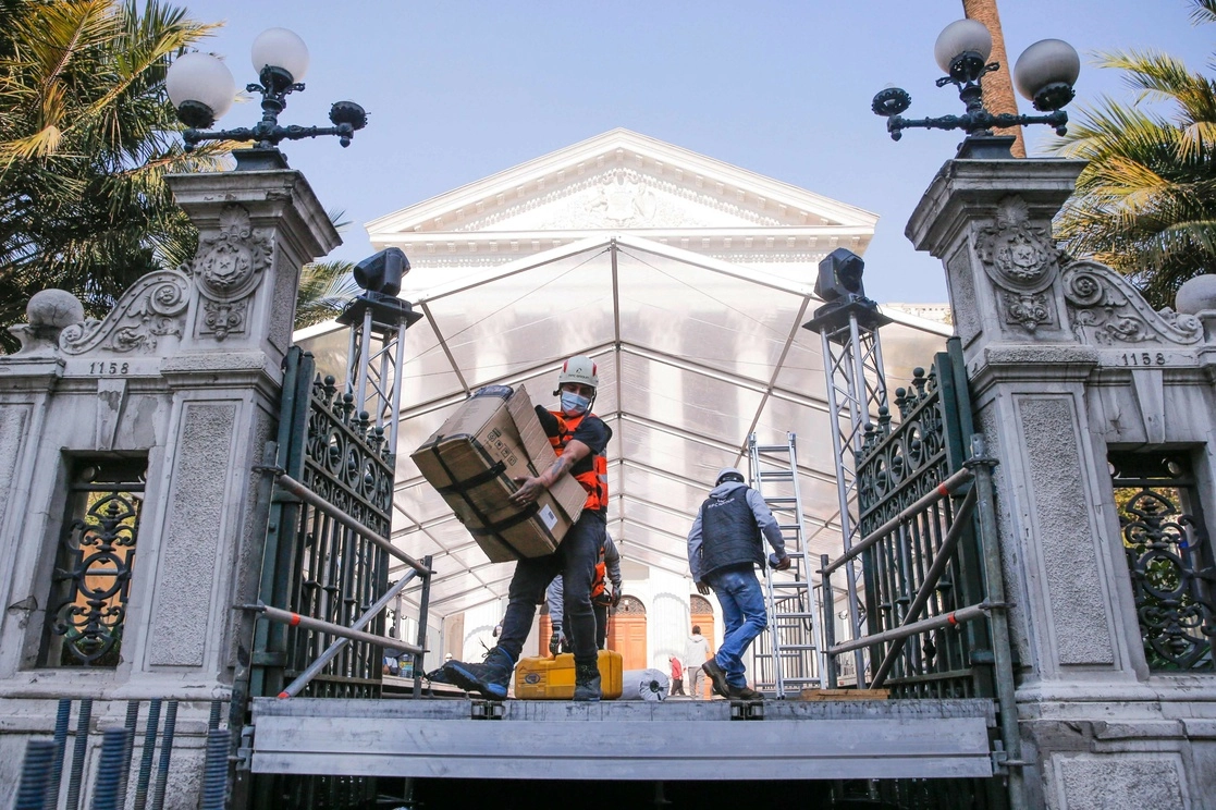 Trabajadores alistan el ex Congreso Nacional en Santiago para la realización de primera sesión de la Convención Constitucional. Foto Afp 