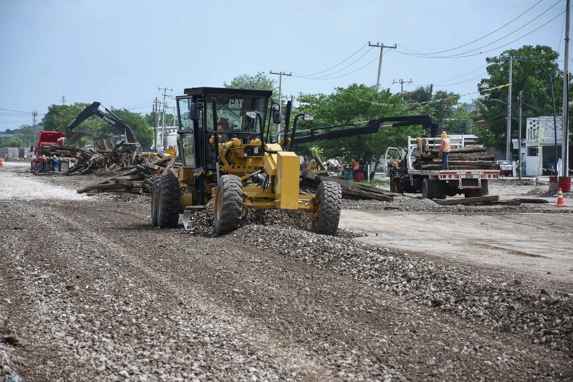 Levantamiento de durmientes y vías antiguas como parte de los trabajos del Tren Maya en el tramo dos en la ciudad de Campeche. Foto Cuartoscuro / Archivo