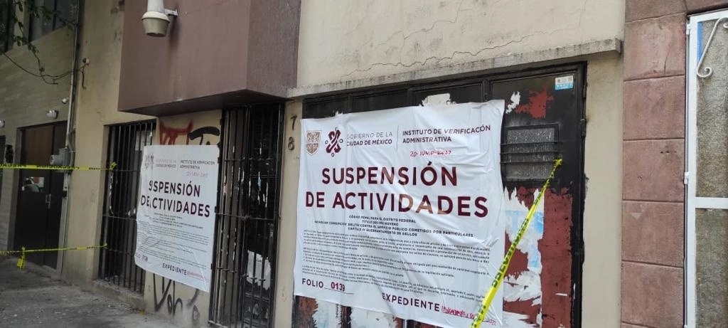 A pesar de que el inmueble cuenta con sellos del Invea, las obras de ampliación continúan, pues los trabajadores entran por las ventanas. Foto La Jornada