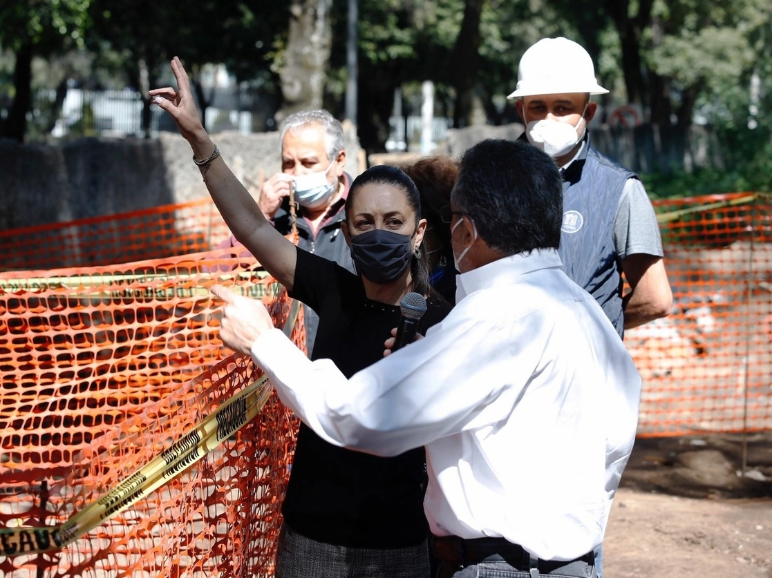 La jefa de Gobierno de la Ciudad de México, Claudia Sheinbaum, y el director del Sistema de Aguas, Rafael Carmona, supervisaron las obras del pozo Tlalpan, en San Fernando e Insurgentes Sur. Foto Cristina Rodríguez