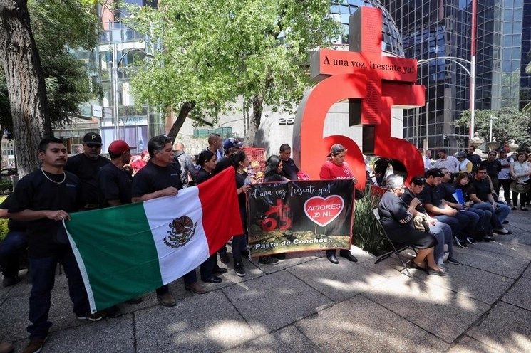 Familiares de los mineros fallecidos en Pasta de Conchos durante una conferencia en el antimonumento en Paseo de la Reforma, en Ciudad de México. Foto Marco Peláez / Archivo 