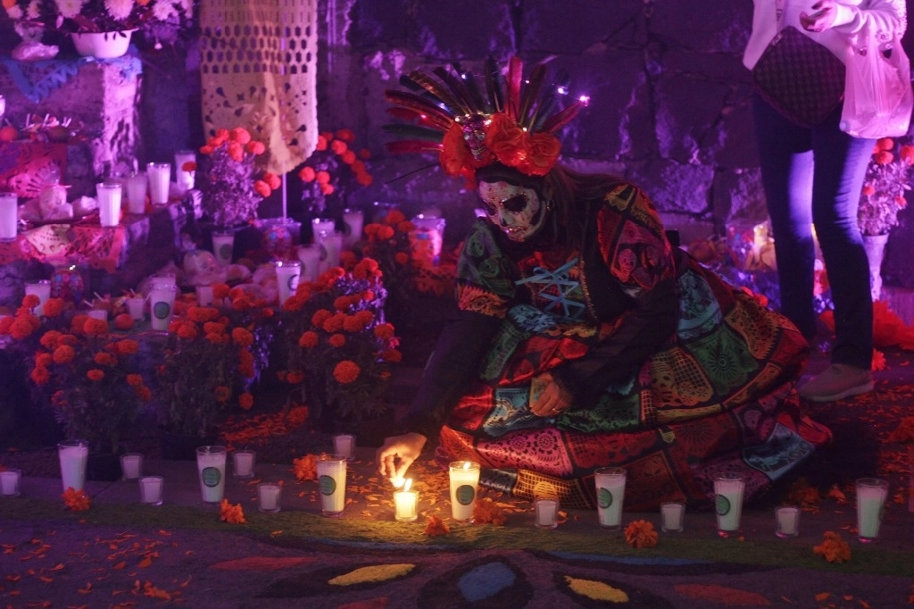 Ofrenda en el Memorial del News Divine. Foto Injuve