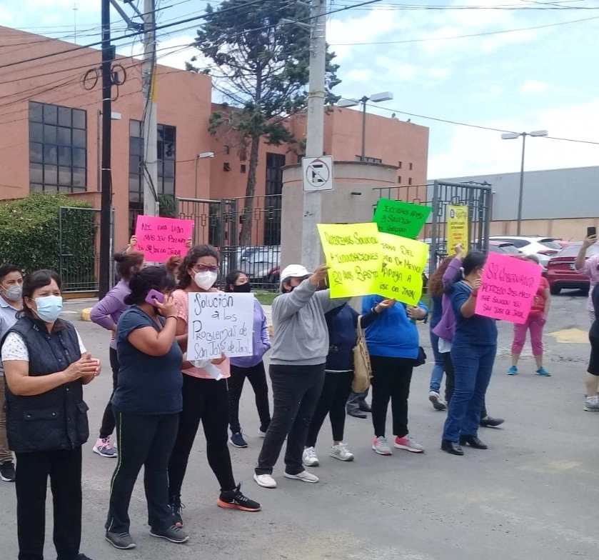 Vecinos de Atizapán de Zaragoza se manifestaron este viernes para exigir el apoyo de las autoridades luego del desbordamiento el río Chamacueros. Foto La Jornada