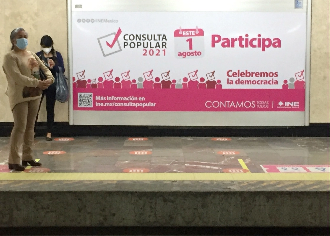 Carteles sobre la consulta popular del 1 de agosto, en la estación del Metro Zapata, en la Ciudad de México. Foto Cristina Rodríguez / Archivo