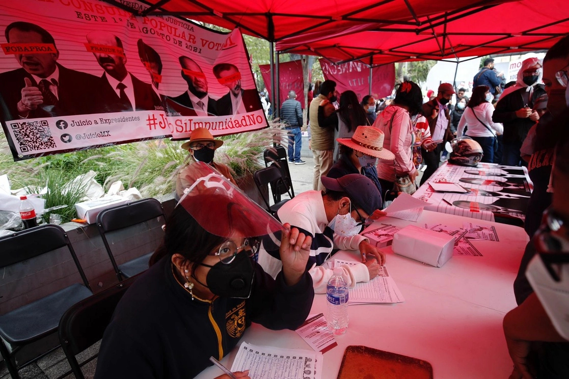Seguidores de Morena continúan recaudando firmas para realizar la Jornada  a la Consulta Ciudadana por la Verdad, por la Justicia (Juicio a expresidentes), en el Monumento a Lázaro Cárdenas, en la Ciudad de México, el 27 de junio de 2021. Foto Cristina Rodríguez