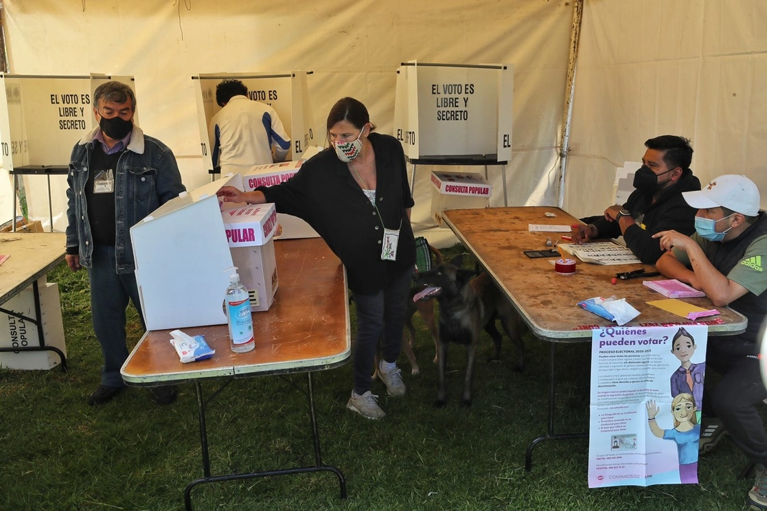 Ciudadanos emiten su voto como parte de la consulta popular, en la casilla 3960 de la alcaldía Tlalpan, en la Ciudad de México, el 1 de agosto de 2021. Foto Marco Peláez