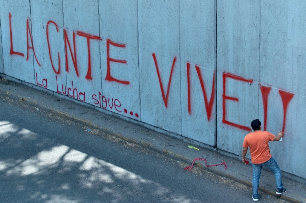 Desde el pasado 15 de mayo dio inicio el paro nacional de la coordinadora, en Oaxaca se acordó que el 80 por ciento de los más de 80 mil agremiados instalarán un plantón en el zócalo de la ciudad, mientras que el 20 por ciento refuerce la movilización en la Ciudad de México, esto para exigir respuestas a sus demandas. Foto La Jornada/Alfredo Dominguez