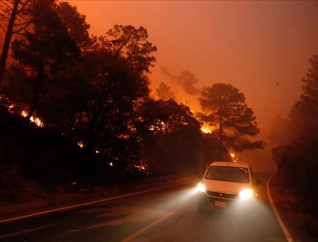 Ochenta cabañas destruidas, 172 inmuebles dañados y 500 personas desalojadas es el saldo del incendio que comenzó el martes en La Pinalosa, zona boscosa de Arteaga, Coahuila, y que se extendió a la sierra Santiago, en Nuevo León. Foto cortesía ‘Zócalo Saltillo’ / Gerardo Ávila/