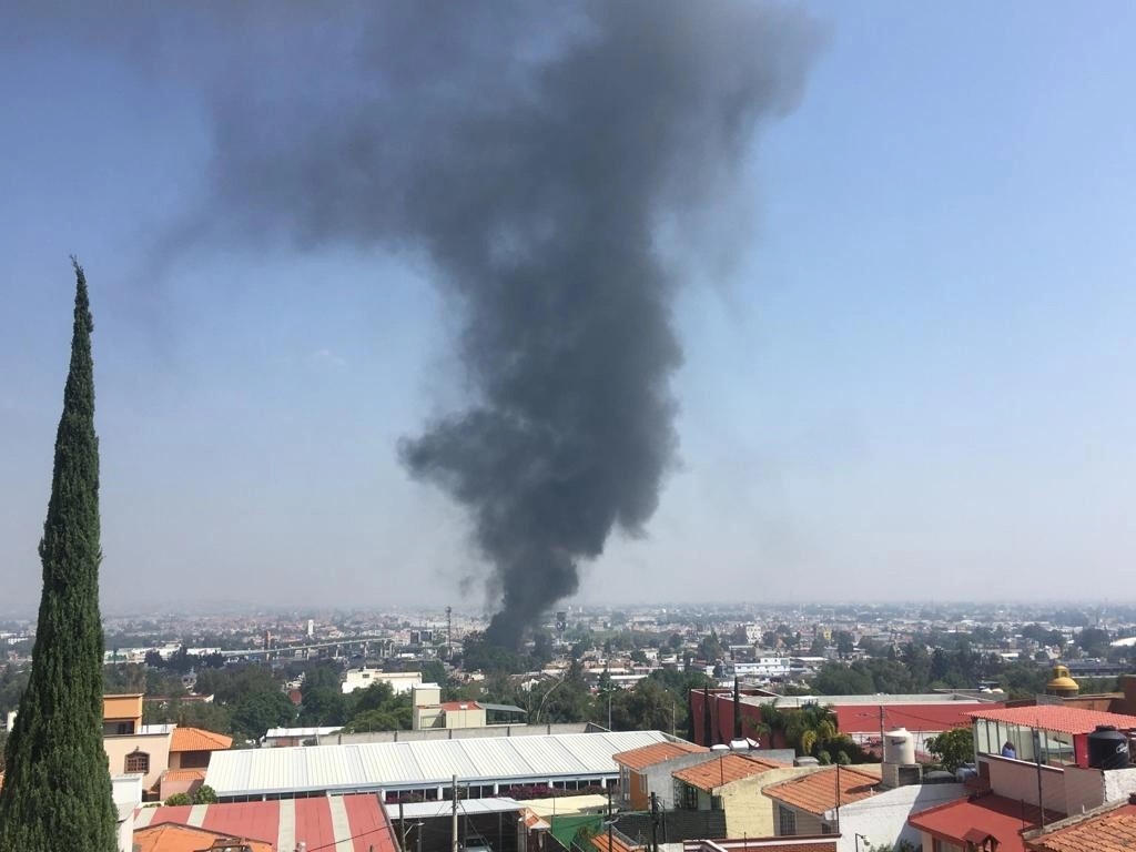 El incendio, alrededor de las 11:30 horas de este lunes, fue reportado por vecinos. Foto Javier Salinas Cesáreo