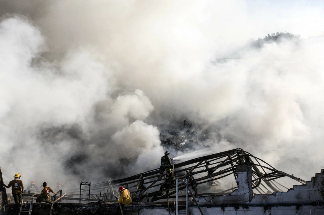El fuego comenzó en una nave industrial ubicada en la calle Centéotl, esquina Eje 3 Norte, en la colonia Santa Lucía. La bodega almacenaba cartón, por lo que las llamas se propagaron con rapidez a otra de productos reciclables. Avanzó a una contigua de artículos de papelería, luego a una de máquinas de café de grano y a una de madera. El siniestro fue controlado a las 17:45 horas. Más de 3 mil personas fueron desalojadas en la zona. Foto Cuartoscuro


