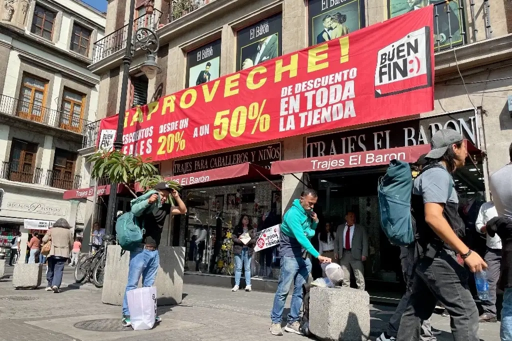 Comercios en el Centro Histórico de la Ciudad de México ofrecen descuentos por el Buen Fin en imagen de archivo. Foto Roberto García Ortiz
