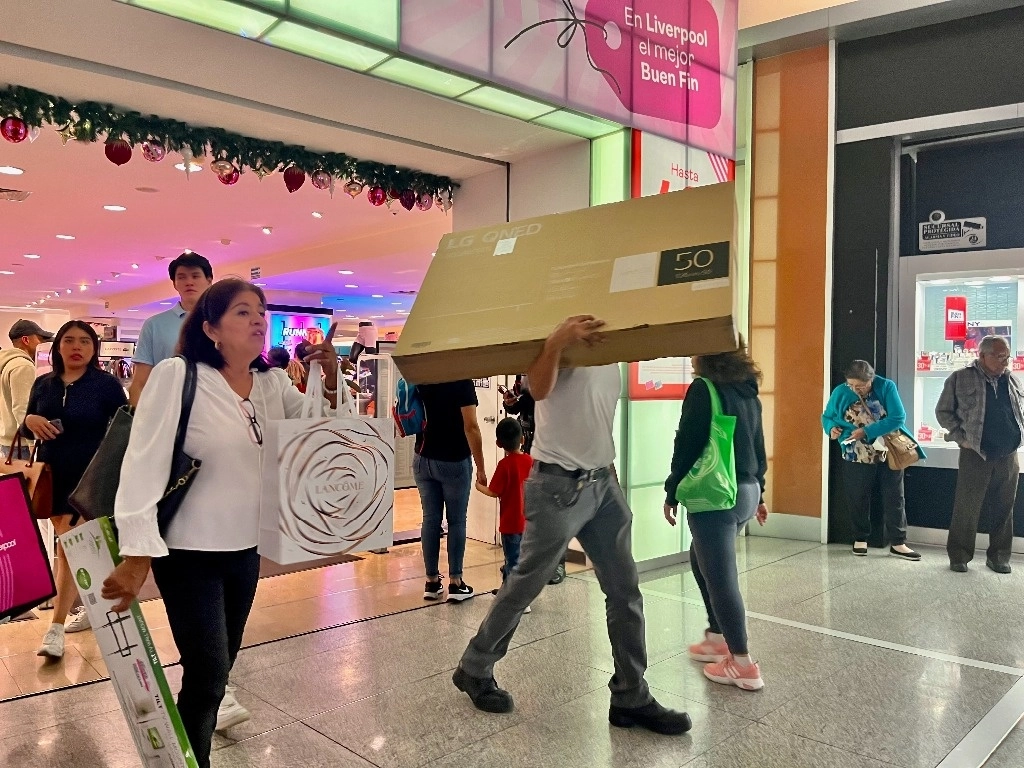Compras en una plaza comercial de la Ciudad de México, en noviembre de 2023. Foto María Luisa Severiano