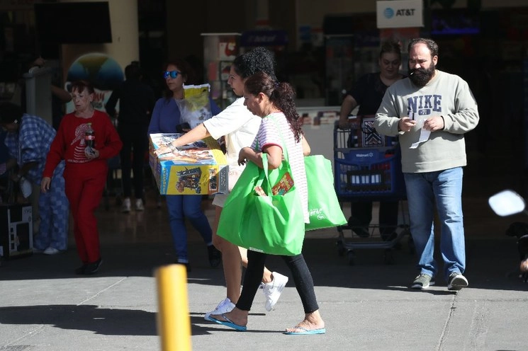 Consumo en una tienda de autoservicio en la CDMX. Foto Yazmíon Ortega/ archivo