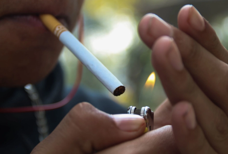 La nicotina, presente en el cigarro, produce en el cerebro una sensación de placer que puede generar dependencia. 