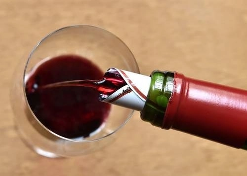 El consumo excesivo de alcohol hace perder un promedio de casi un año de esperanza de vida en 52 países, señaló la OCDE. Foto Afp / Archivo 