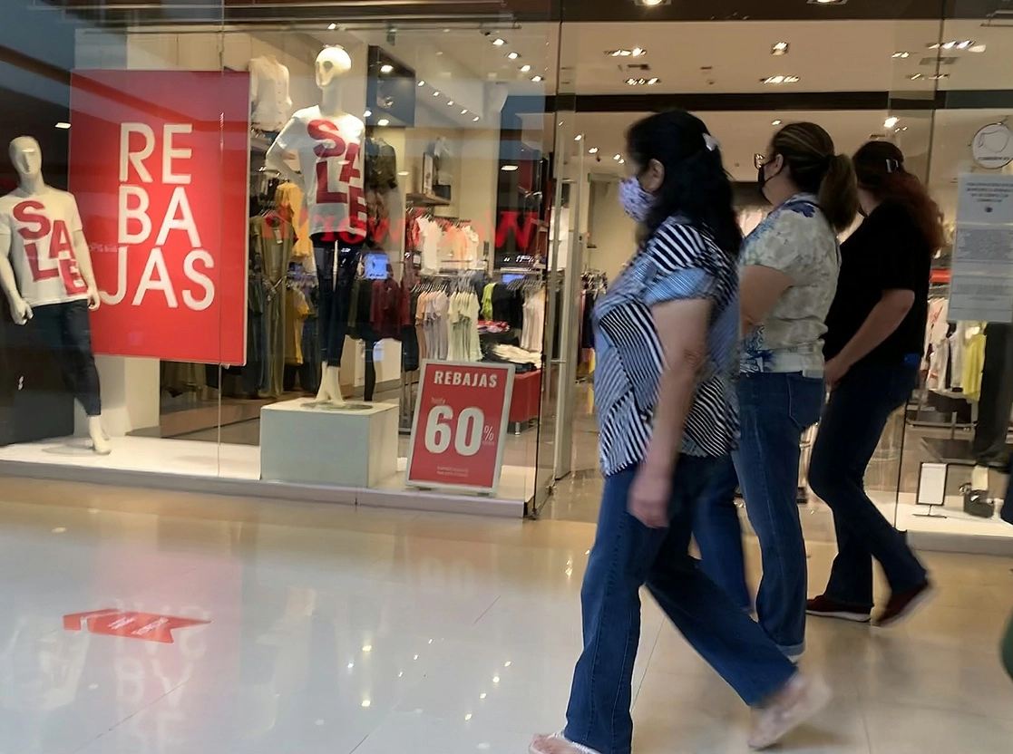 Personas realizan compras een el centro comercial Forum Buenavista, en la Ciudad de Mexico. Foto María Luisa Severiano