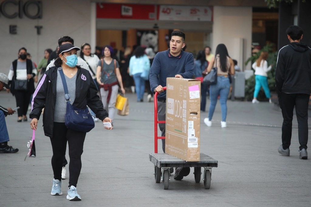 Capitalinos realizan compras en El Buen Fin en una plaza comercial de la Ciudad de México, el 16 de noviembre de 2024. Foto María Luisa Severiano