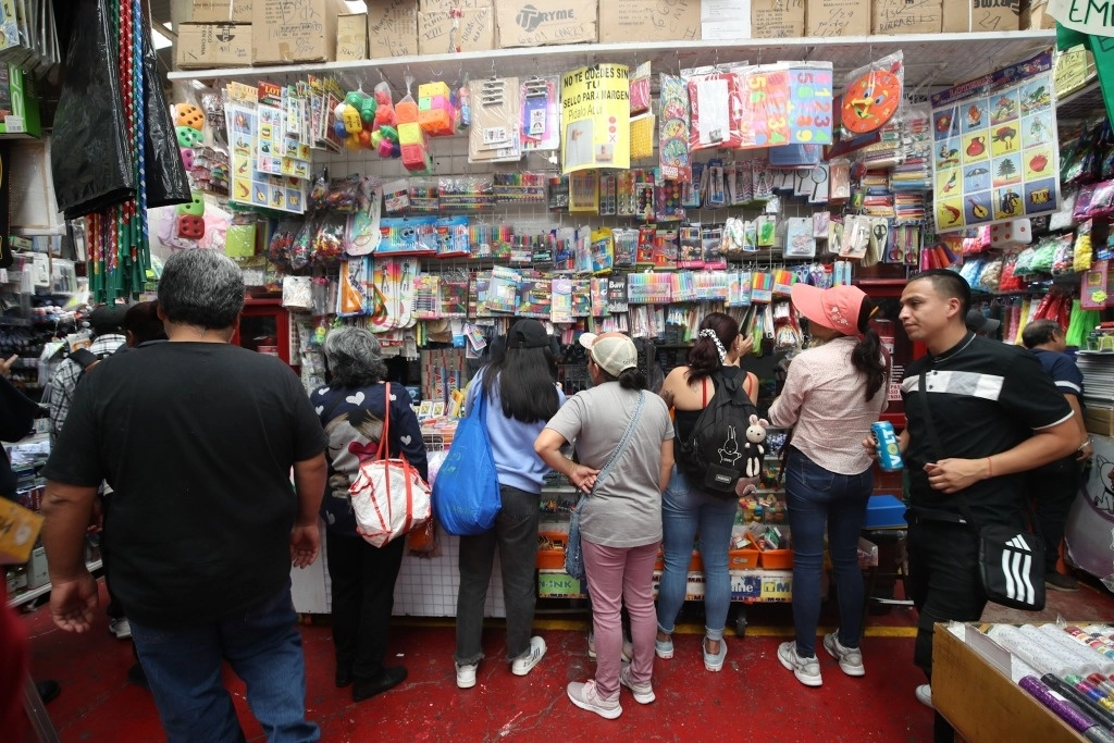 Compra de útiles y material para el regreso a clases en la Ciudad de México, el 16 de agosto de 2024. Foto Yazmín Ortega Cortés