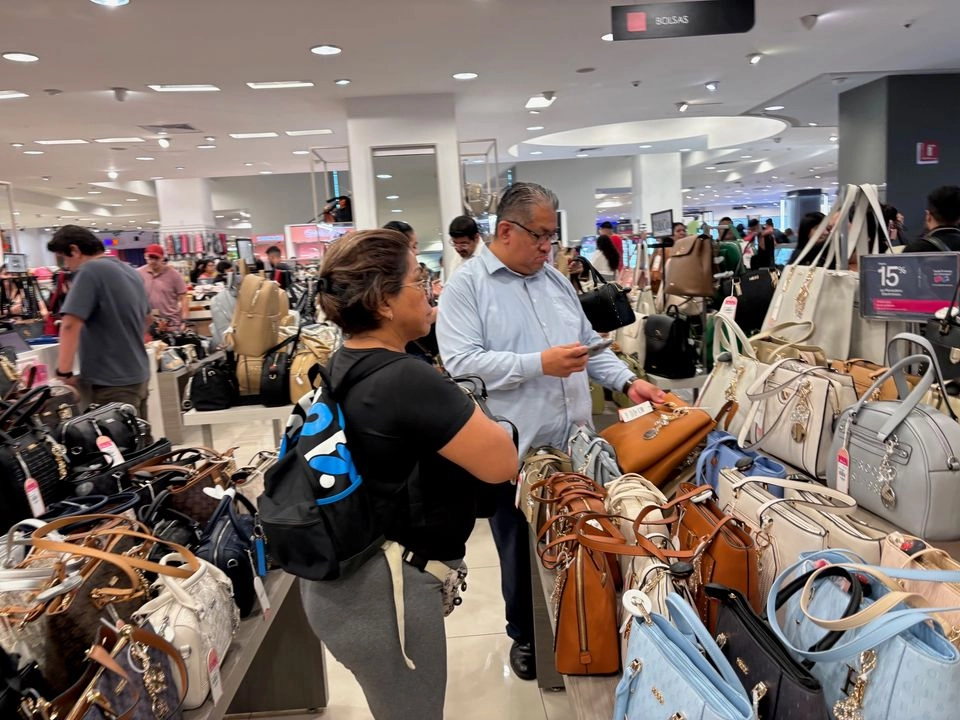 Compras en una plaza de la Ciudad de México, el 10 de mayo de 2025. Foto 