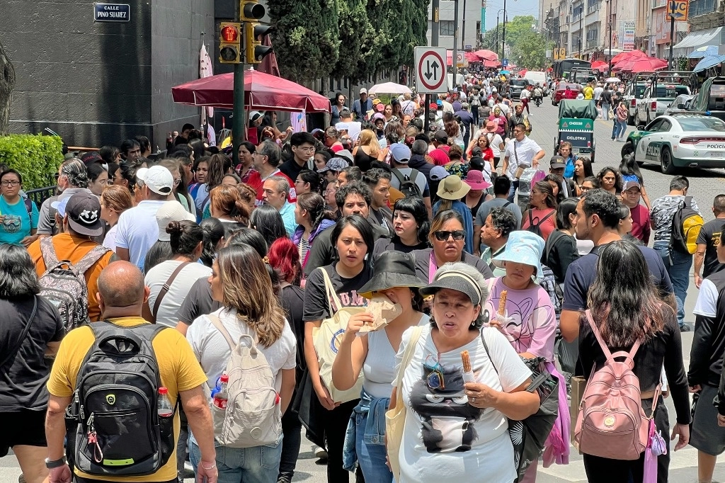 Capitalinos realizan compras en el Centro Histórico de la Ciudad de México, en julio de 2024. Foto María Luisa Severiano