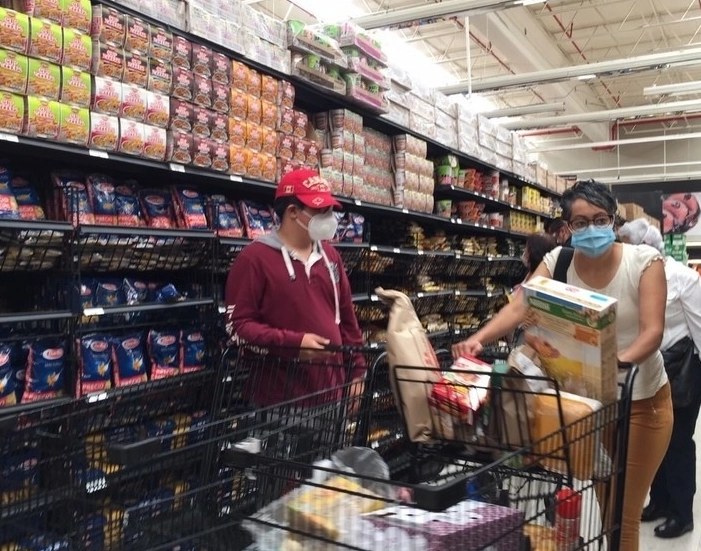 El menor dinamismo mensual reportado en mayo se explicó por una caída de 3.6 por ciento en la compra de bienes importados por parte de los hogares mexicanos. Foto Guillermo Sologuren / Archivo
