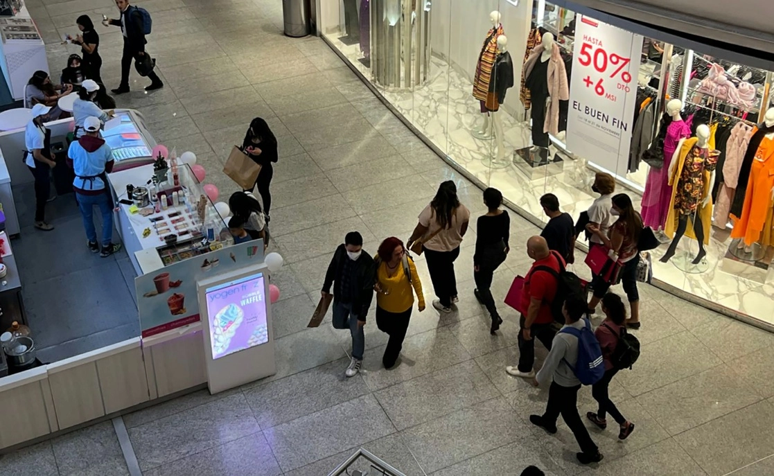 Compras durante El Buen Fin en una plaza comercial de la Ciudad de México, en noviembre pasado. Foto María Luisa Severiano