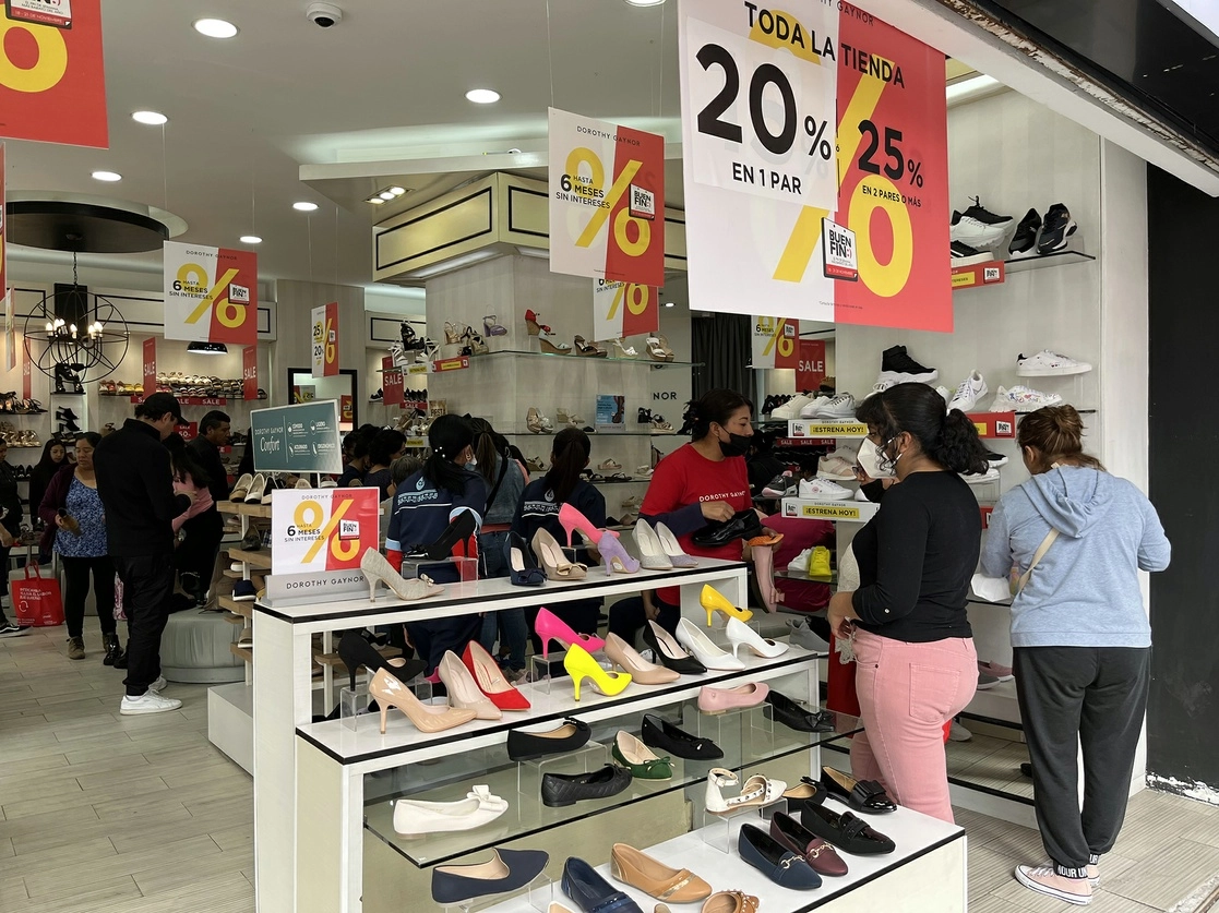 Compras en la Ciudad de México, en imagen de noviembre pasado. Foto María Luisa Severiano