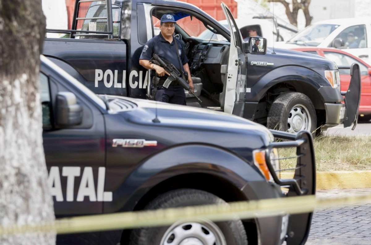 Policías en Villahermosa, Tabasco.