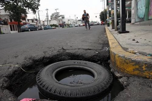Bache en una vialidad de la Ciudad de México. Foto Jesús Villaseca /Archivo