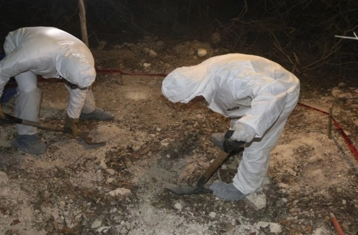 El funcionario reveló que los cuerpos llevan años en el entierro clandestino y que peritos de criminología y antropólogos forenses están trabajando para identificar a cada una de las personas fallecidas. Foto La Jornada / archivo