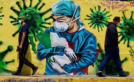 Con un mural en la delegación Magdalena Contreras de la Ciudad de México, artistas urbanos rinden homenaje a los trabajadores de salud que arriesgan su vida para ayudar a pacientes en la lucha contra el nuevo virus. Foto Alfredo Domínguez