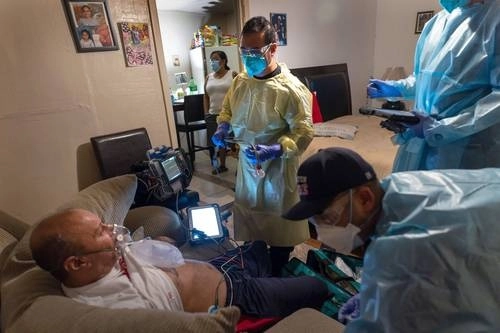 Médicos revisan en su casa a un paciente de Covid-19, en Houston, Texas, donde los casos se han disparado. Foto Afp
